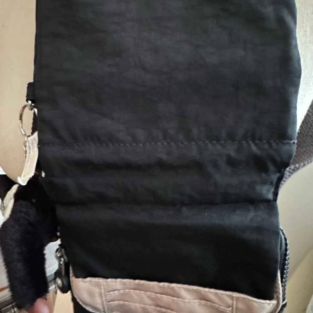 Kipling Black Crossbody with attached iconic Monkey New, 1 small tag attached - Picture 4 of 6